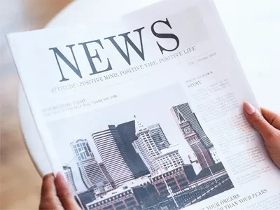 Школьные ранцы учеников украшены светоотражающими орнаментами для защиты безо...