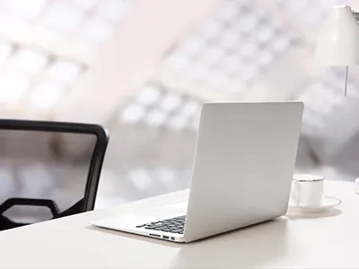 Дорожная полиция, носящая светоотражающие жилеты, расследует 56 случаев незак...