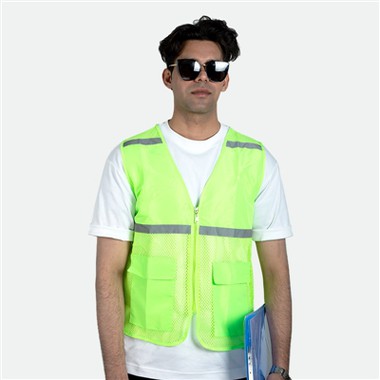 Нужно ли сотрудникам логистической компании носить светоотражающие жилеты?