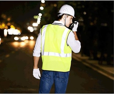 Светоотражающие жилеты дорожно-спасательной рабочей одежды должны иметь непро...