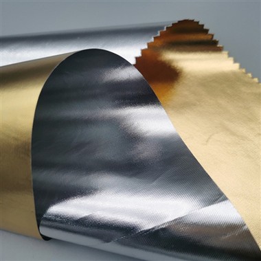 Художник перерабатывает светоотражающие материалы для создания ностальгически...