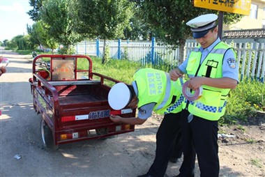Маленькие светоотражающие наклейки безопасно освещают толпы людей на дороге