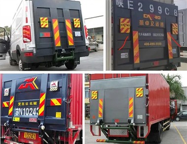 Скот привязывает светоотражающий пояс, чтобы построить прочную и безопасную д...