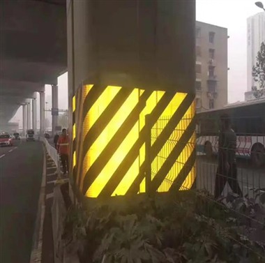 Светоотражающий материал плаща Яркая светоотражающая линия в дождливую ночь,